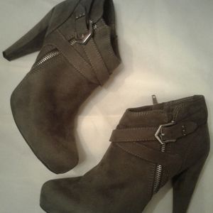 G by Guess women ankle boots, grey suede,sz 7.5m.